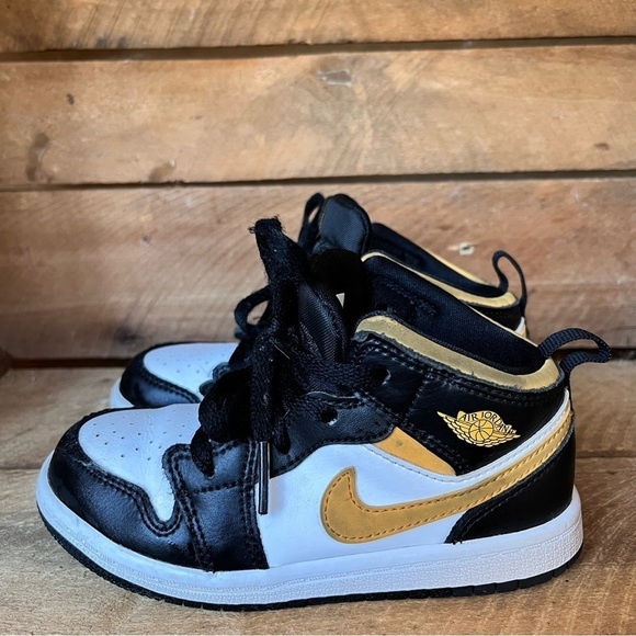Nike Other - NIKE Jordan Kids 9C Black / Gold 640735-177